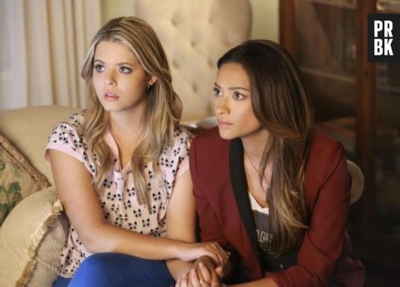 Em "Pretty Little Liars", Emily (Shay Mitchell) está sempre com Alison (Sasha Pieterse)