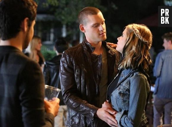 O romance de Hanna (Ashley Benson) e Travis (Luke Kleintank) vai continuar mesmo com a volta de Caleb (Tyler Blackburn) em "Pretty Little Liars"