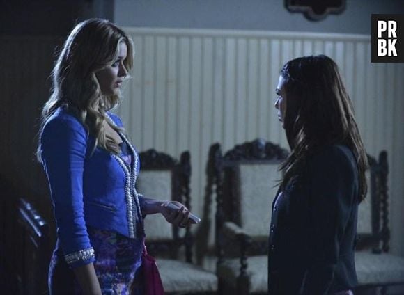 Alison (Sasha Pieterse) vai ter outro encontro misterioso com Mona (Janel Parrish) em "Pretty Little Liars"