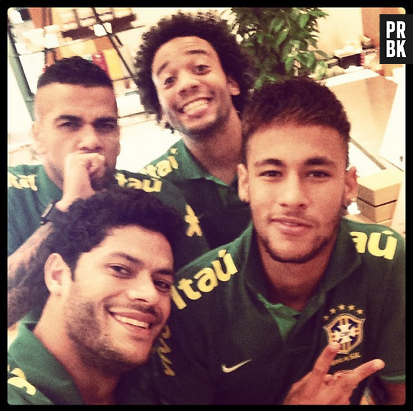 O jogador Hulk com os companheiros de seleção