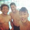 Ao lado de Marcelo e Neymar, Hulk exibe o corpo sarado