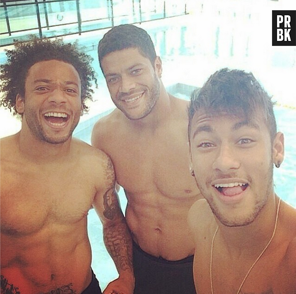 Ao lado de Marcelo e Neymar, Hulk exibe o corpo sarado