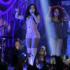 A cantora Anitta usou macaquinho brilhante em show no Rio de Janeiro