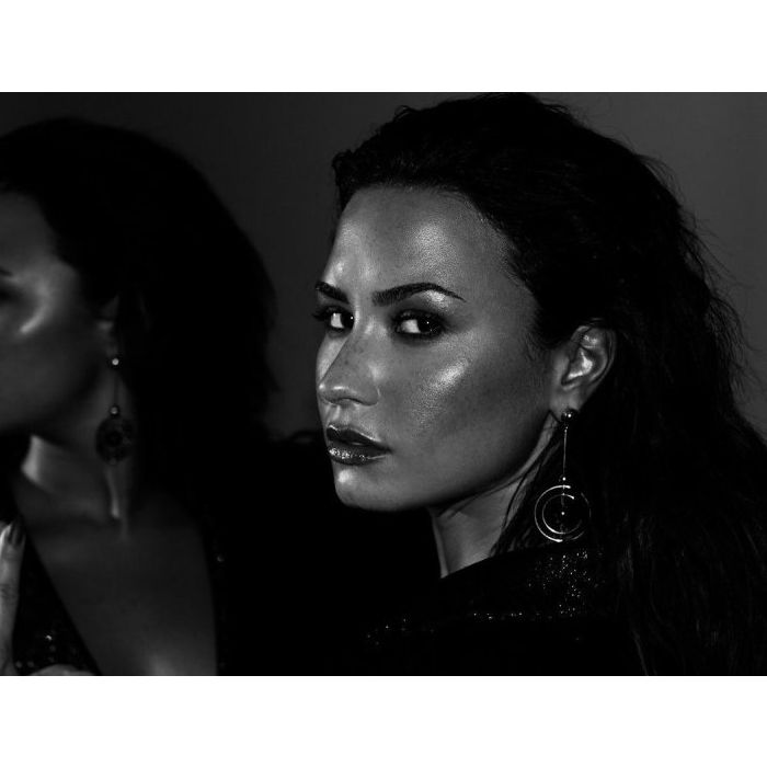 Demi Lovato aposta em um ensaio fotográfico com todas as imagens em preto e branco