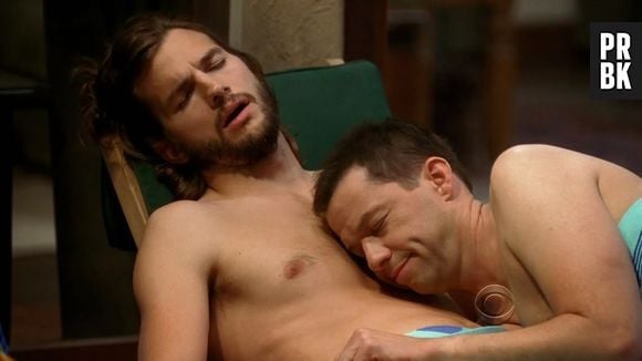 Walden (Ashton Kutcher) e Alan (Jon Cryer) já passaram por vários momentos constrangedores em "Two and a Half Men"