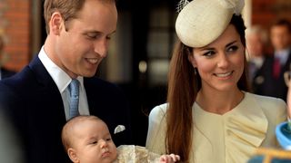 Kate Middleton e William batizam bebê real. Pippa e Harry não são padrinhos