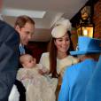 A rainha Elizabeth II participou do cerimônia de batismo do bisneto com uma roupa toda azul