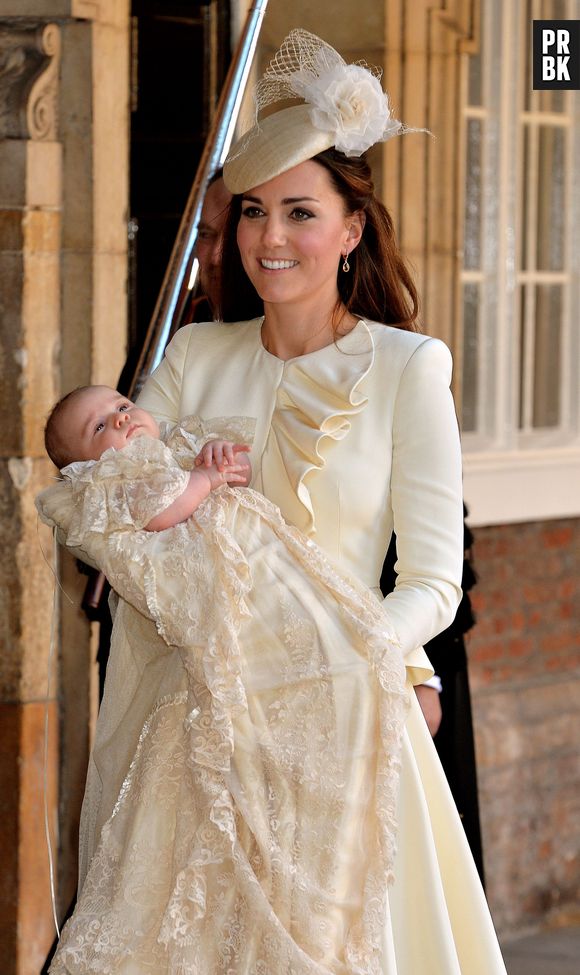 A Duquesa de Cambridge usou uma roupa da grife de Alexander McQueen para o batismo de seu filho com William, George Alexander Louis