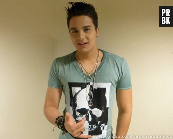 Luan Santana adotou fios curtos nas laterais e longos no topo em 2011