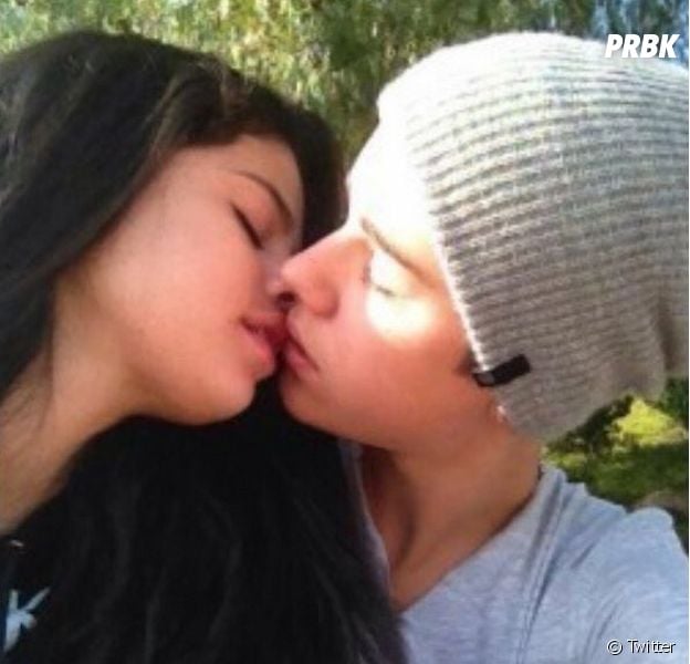 Justin Bieber e Selena Gomez se beijam durante jogo de hóquei!