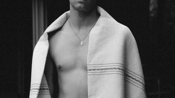 De "13 Reasons Why": Brandon Flynn tira a roupa para ensaio da revista HERO!