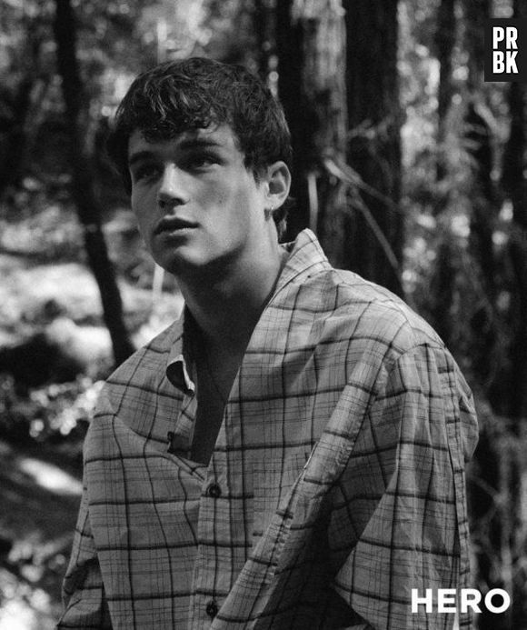 Brandon Flynn em ensaio sensual para a revista HERO