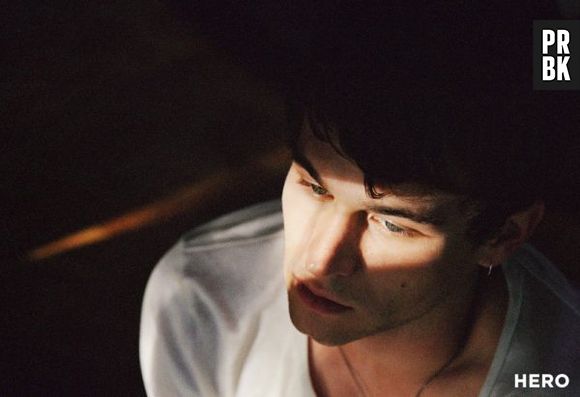 Brandon Flynn posa sexy para a revista HERO