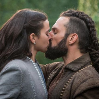 Bruna Marquezine elogia José Fidalgo, seu par romântico em "Deus Salve o Rei": "Ele é excelente"