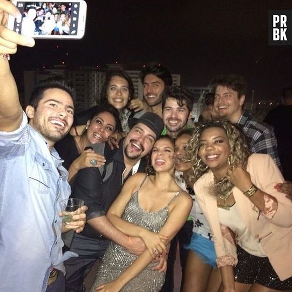 Bruna Marquezine faz festa com amigos