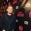 James Corden ganha beijo de Harry Styles