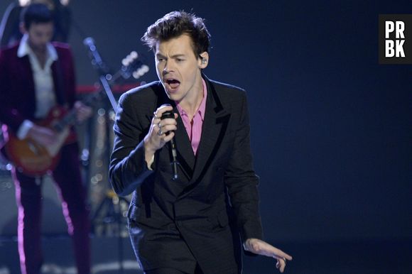 Harry Styles, ex-integrante do One Direction, beija apresentador