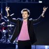 Harry Styles ri após beijo que dá em James Corden