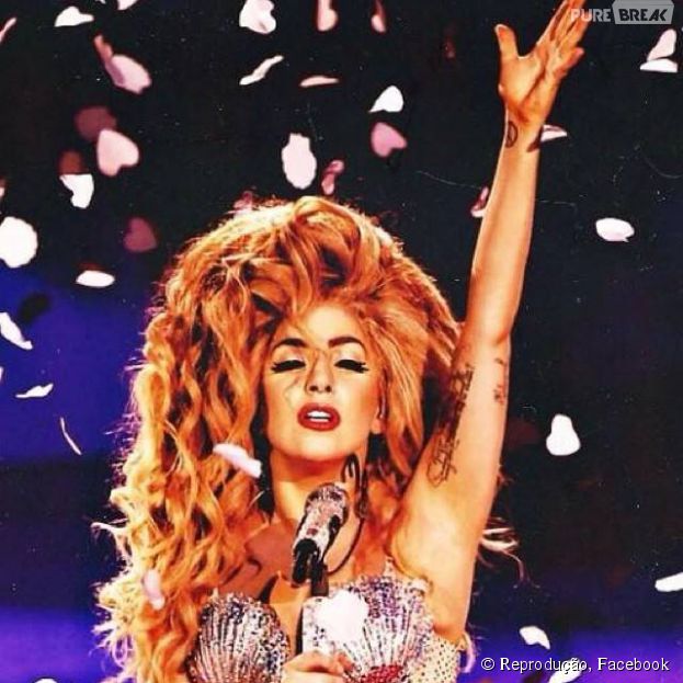 Lady Gaga vomita no paldo durante show
