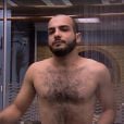  Mahmoud fica pelado no "BBB18" ao tomar banho no Bangalô do Líder 