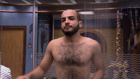 No "BBB18", Mahmoud toma banho pelado após formação de Paredão tensa!