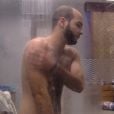 No "BBB18", o líder Mahmoud dispensa a sunga e toma banho nu 