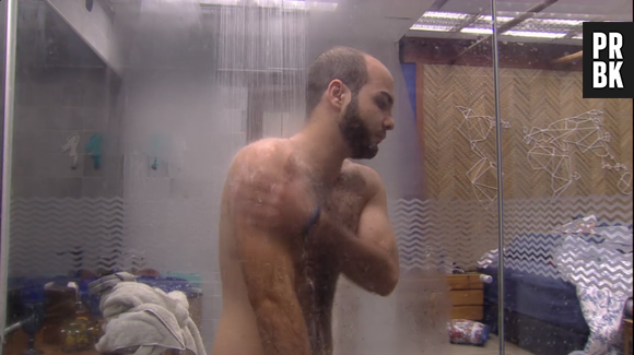 No "BBB18", o líder Mahmoud dispensa a sunga e toma banho nu