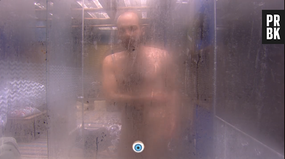 No "BBB18", Mahmoud fica à vontade ao tomar banho pelado 