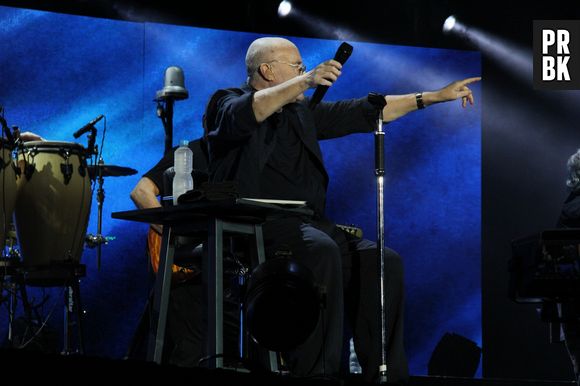 Phil Collins se emocionou e interagiu com o público várias vezes em seu show no Rio de Janeiro