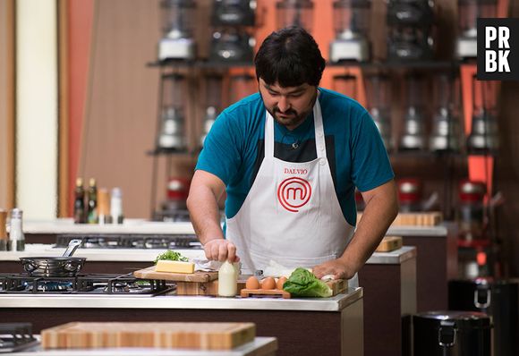 No "MasterChef Brasil" desta terça-feira (21), Dalvio errou o preparo da omelete francesa duas vezes