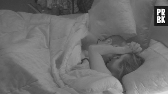 No "BBB18", Kaysar e Jéssica ficam de chamego e internautas reagem