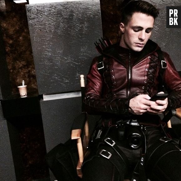 Em "Arrow", Colton Haynes publicou uma imagem caracterizado de Arsenal