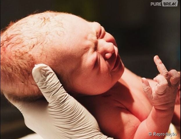 Bebê rebelde já nasceu mostrando o dedo do meio!