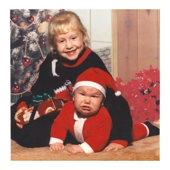 Esse bebê não parece muito feliz com a sua fantasia de Papai Noel...