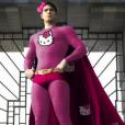 O Super-homem ficou muito mais elegante com a nova roupinha rosa!