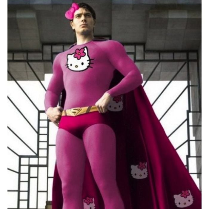 O Super-homem ficou muito mais elegante com a nova roupinha rosa!