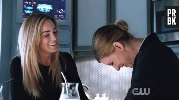 Em "Legends of Tomorrow", Sara Lance (Caity Lotz) e Ava Sharpe (Jes Macallan) namoram