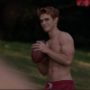 Em "Riverdale", não só de curtição viverá o grupo da série no verão!