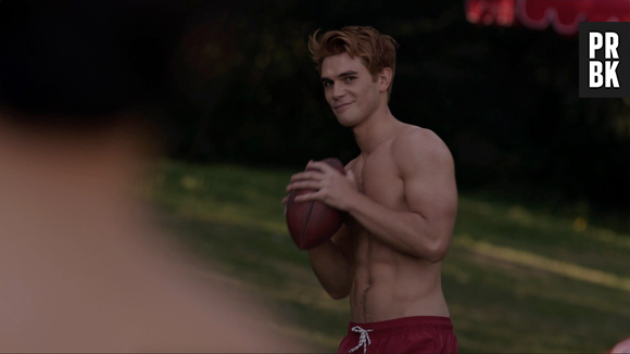 Em "Riverdale", não só de curtição viverá o grupo da série no verão!