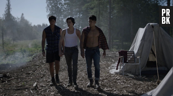 Em "Riverdale", Jughead (Cole Sprouse) e grupo também trabalham durante o verão