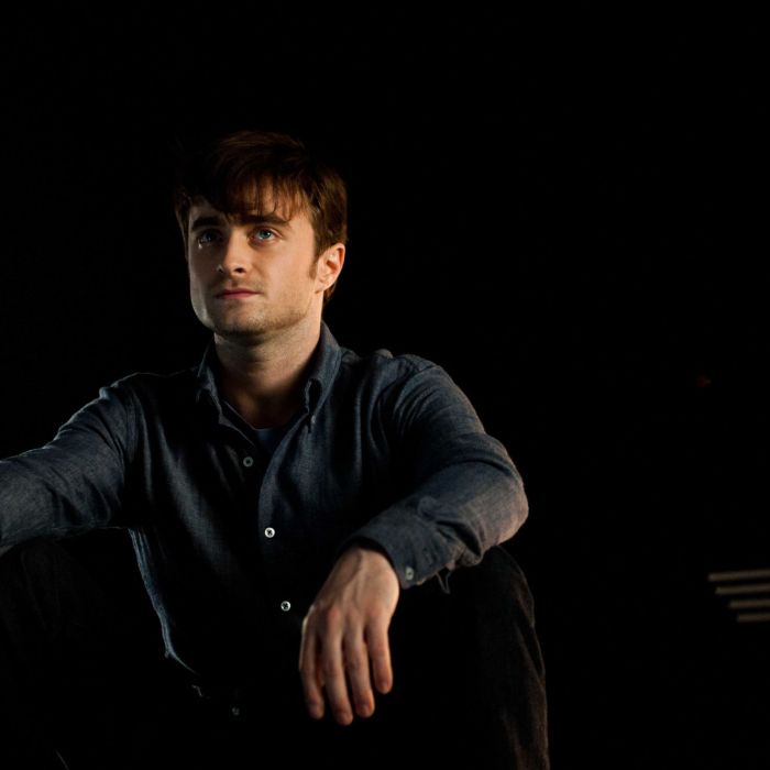  Em &quot;Ser&amp;aacute; Que?&quot;, Daniel Radcliffe vive Wallace que se apaixona pela personagem de&amp;nbsp;Zoe Kazan 