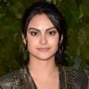 Camila Mendes está namorando com Charles Melton, colega de elenco em "Riverdale"