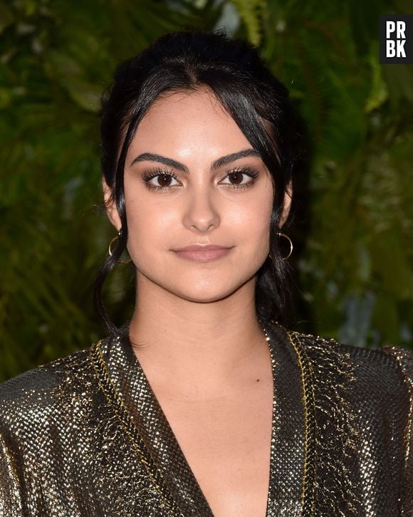 Camila Mendes está namorando com Charles Melton, colega de elenco em "Riverdale"