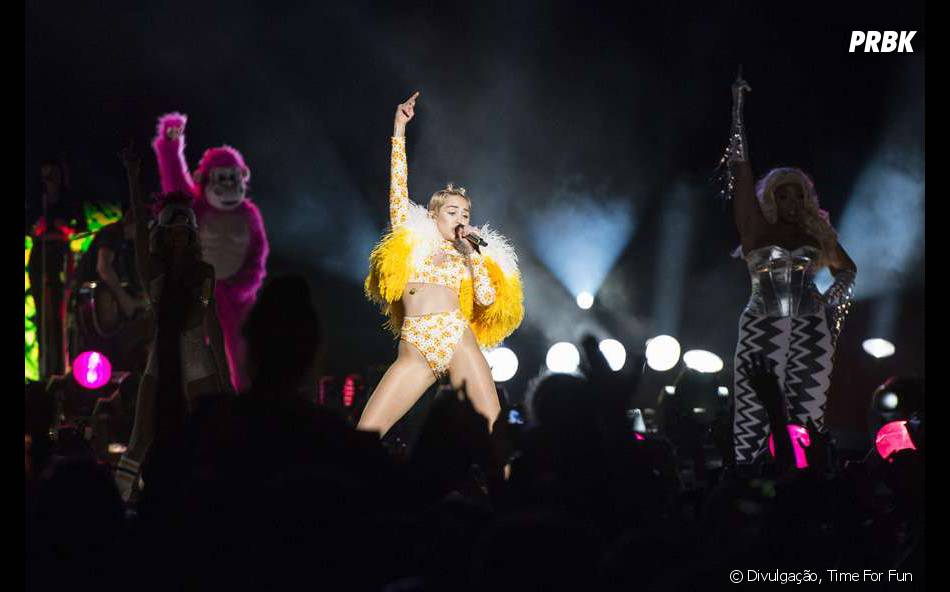 Miley Cyrus faz caras e bocas em apresentação da turnê 