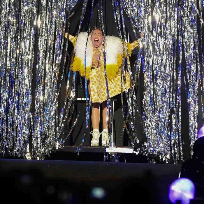 Miley Cyrus dançou e cantou muito em apresentação da sua &quot;Bangerz Tour&quot; para os paulistas
