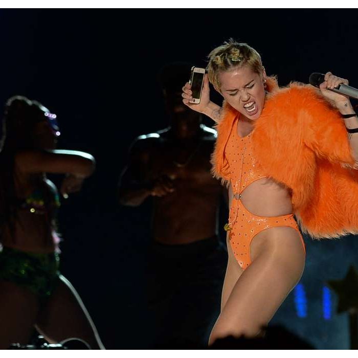 O palco do show de Miley Cyrus em São Paulo não foi completo, mas a musa compensou na performance