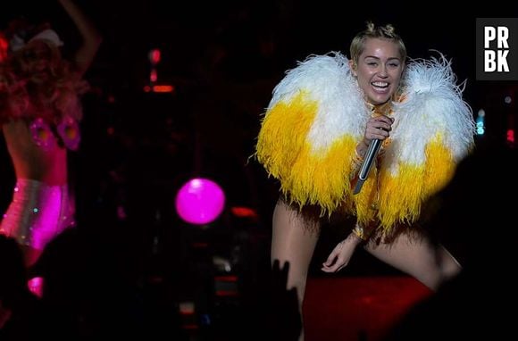 Miley Cyrus colocou a platéia para dançar e cantar muito em hits como "Wrecking Ball" e "Party in The U.S.A"