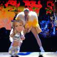 A máscara de Britney Spears em sua pequena dançarina foi um dos momentos mais esperados e engraçados do show de Miley Cyrus