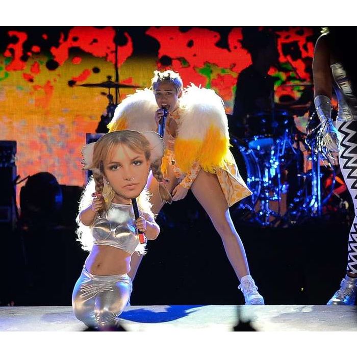 A máscara de Britney Spears em sua pequena dançarina foi um dos momentos mais esperados e engraçados do show de Miley Cyrus