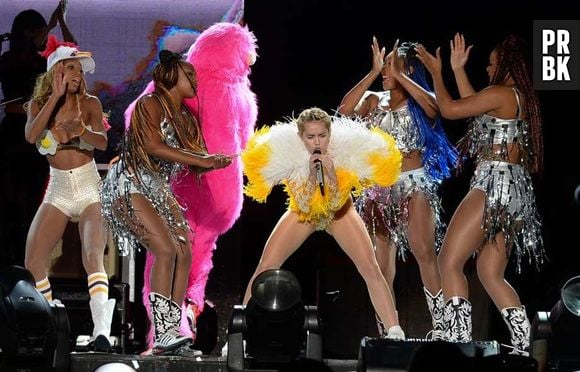 Na apresentação da "Bangerz Tour" em São Paulo, Miley Cyrus mandou ver nas coreografias com os dançarinos